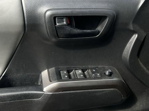Used 2022 Toyota Tacoma SR5 RWD image 26