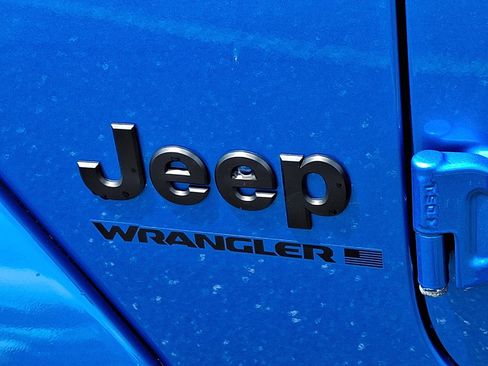 Used 2025 Jeep Wrangler Unlimited Sahara AWD/4WD image 17