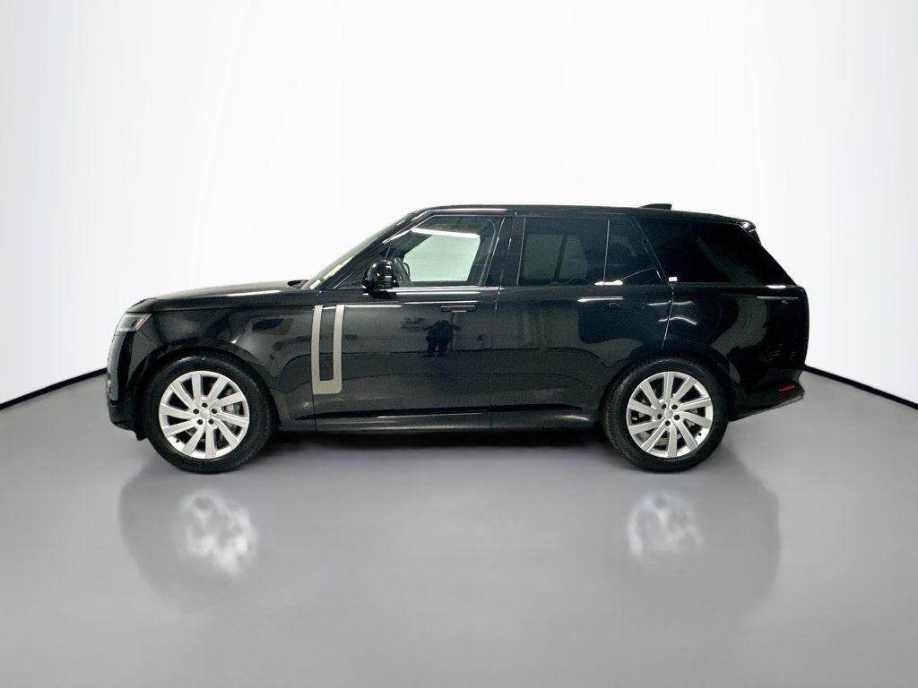 Used 2024 Land Rover Range Rover SE AWD/4WD image 2