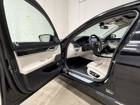 Used 2021 BMW 750i xDrive w/ Executive Package image 28
