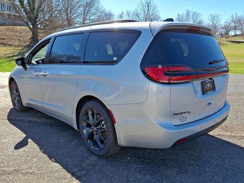 New 2026 Chrysler Pacifica Select w/ S Appearance Package FWD image 17
