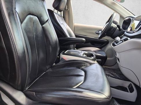 Used 2023 Chrysler Pacifica Touring-L FWD image 21