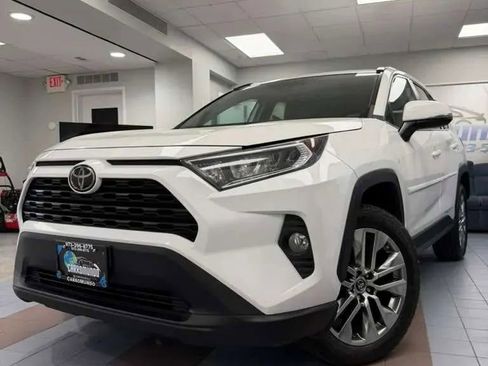 Used 2019 Toyota RAV4 XLE Premium w/ Cold Weather Package AWD/4WD image 3