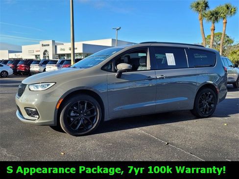 Used 2023 Chrysler Pacifica Touring-L w/ S Appearance Package image 3