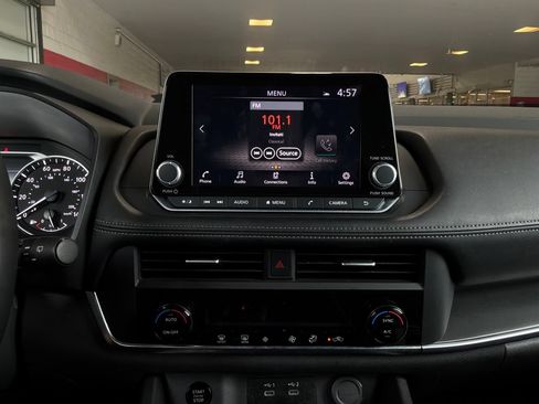 Used 2025 Nissan Rogue SV FWD image 27