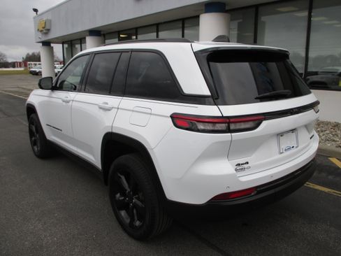 Used 2023 Jeep Grand Cherokee Limited w/ Black Appearance Package image 3