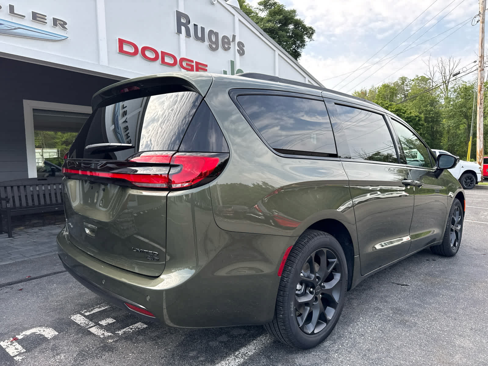 New 2027 Chrysler Pacifica Limited AWD/4WD image 3
