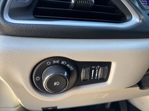 Used 2022 Chrysler Pacifica Touring-L image 37