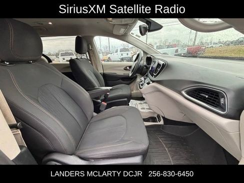 Used 2017 Chrysler Pacifica Touring image 10