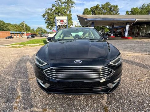 Used 2017 Ford Fusion SE w/ Fusion SE Technology Package FWD image 2