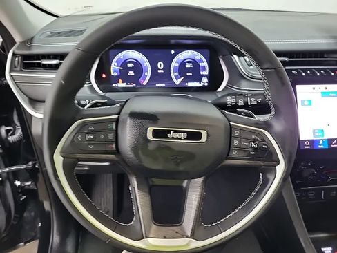Used 2023 Jeep Grand Cherokee Limited w/ Black Appearance Package AWD/4WD image 9
