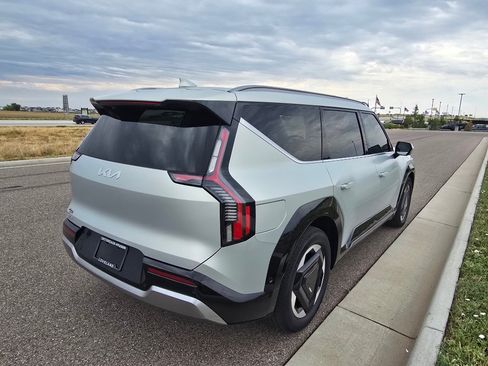 Used 2024 Kia EV9 Land AWD/4WD image 5