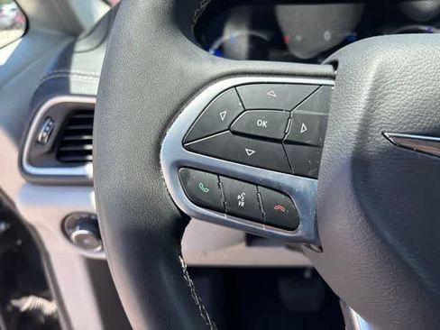 Used 2023 Chrysler Pacifica Touring-L FWD image 11