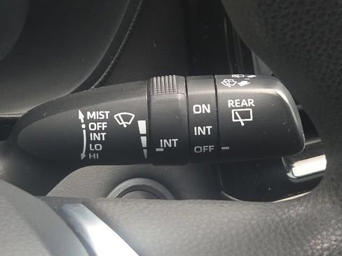 Used 2021 Toyota Highlander L FWD image 40