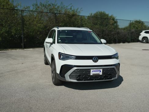 New 2025 Volkswagen Taos SE image 2