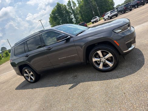 Used 2022 Jeep Grand Cherokee L Limited RWD image 3