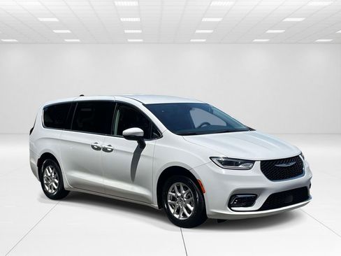 Used 2023 Chrysler Pacifica Touring-L FWD image 1