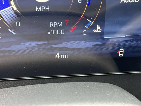 Used 2025 Chevrolet Traverse LT FWD image 4