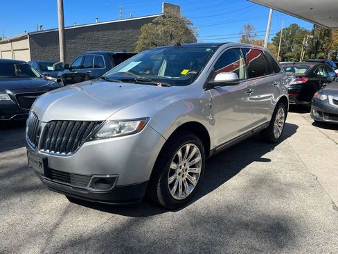 Used 2013 Lincoln MKX FWD image 2
