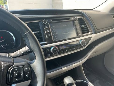 Used 2016 Toyota Highlander XLE AWD/4WD image 23