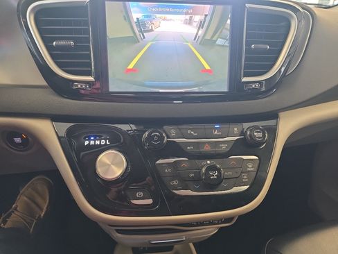 Used 2023 Chrysler Pacifica Touring-L FWD image 13