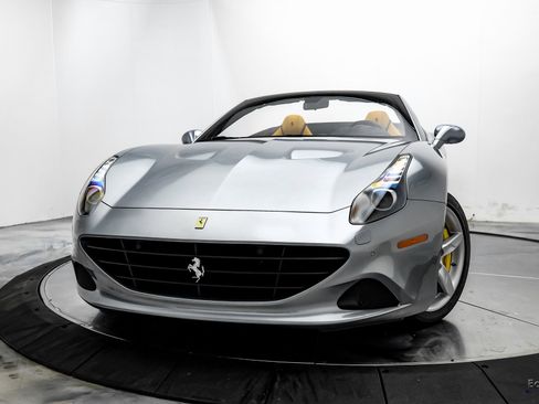 Used 2016 Ferrari California T image 3