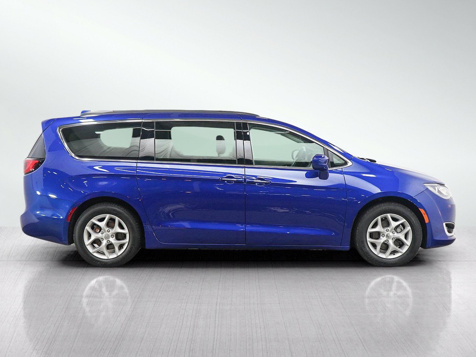 Used 2018 Chrysler Pacifica Touring Plus w/ Tire & Wheel Group FWD image 6