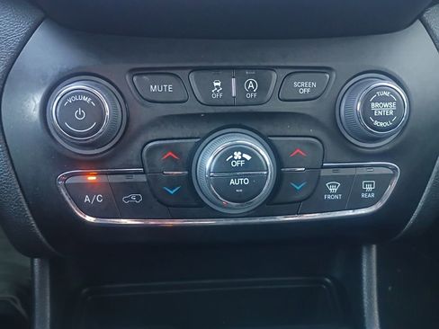 Used 2023 Jeep Cherokee Altitude Lux image 4