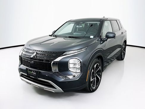 Used 2024 Mitsubishi Outlander SE image 3