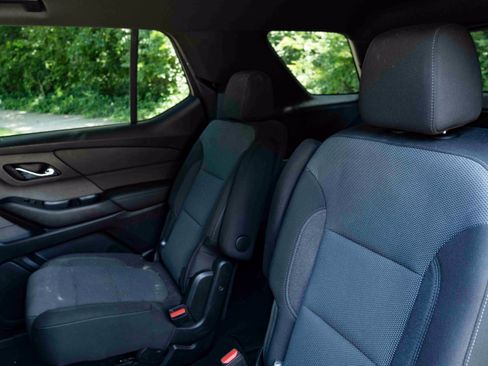 Used 2023 Chevrolet Traverse LT FWD image 18