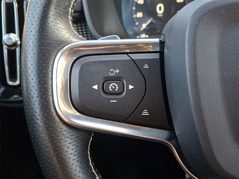 Used 2019 Volvo XC40 T5 R-Design image 22