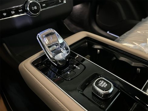 New 2026 Volvo XC90 B6 Plus w/ Protection Package Premier image 19