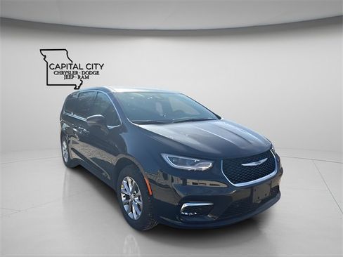 New 2026 Chrysler Pacifica Select image 2