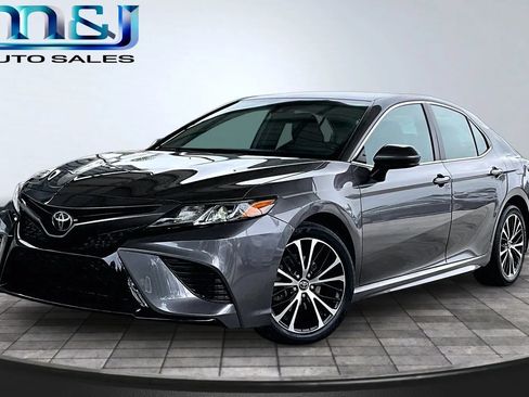 Used 2020 Toyota Camry SE FWD image 1