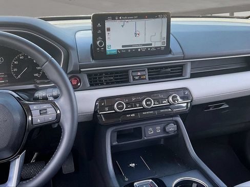 Certified 2025 Honda Pilot Touring image 9