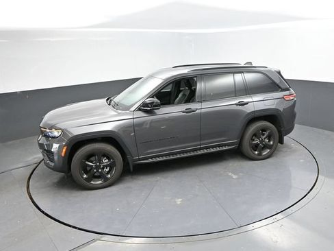 Used 2025 Jeep Grand Cherokee Altitude AWD/4WD image 39