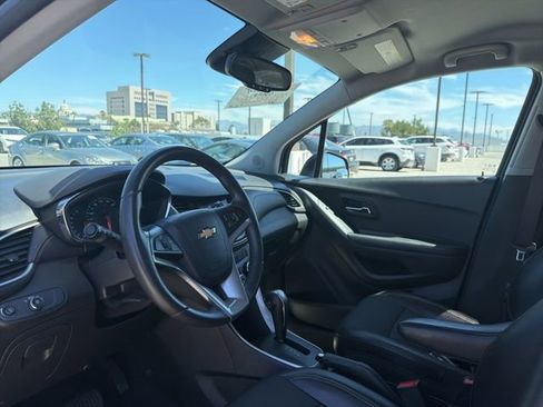 Used 2022 Chevrolet Trax LT w/ LT Convenience Package image 3