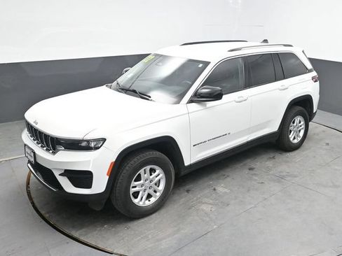 Used 2022 Jeep Grand Cherokee Laredo AWD/4WD image 31