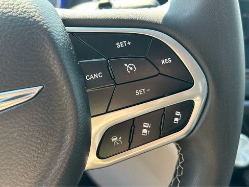 Used 2023 Chrysler Pacifica Touring-L FWD image 27