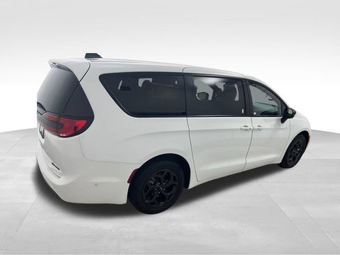 Used 2024 Chrysler Pacifica Limited FWD image 6