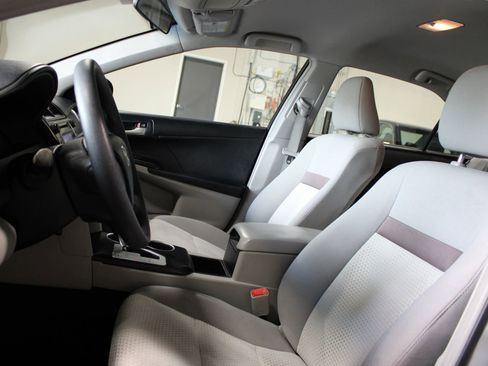Used 2012 Toyota Camry FWD image 19