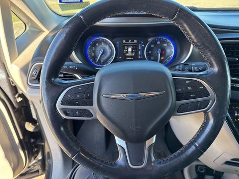 Used 2020 Chrysler Pacifica Touring-L image 20