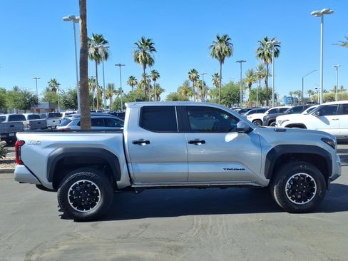 Certified 2025 Toyota Tacoma TRD Off-Road AWD/4WD image 3