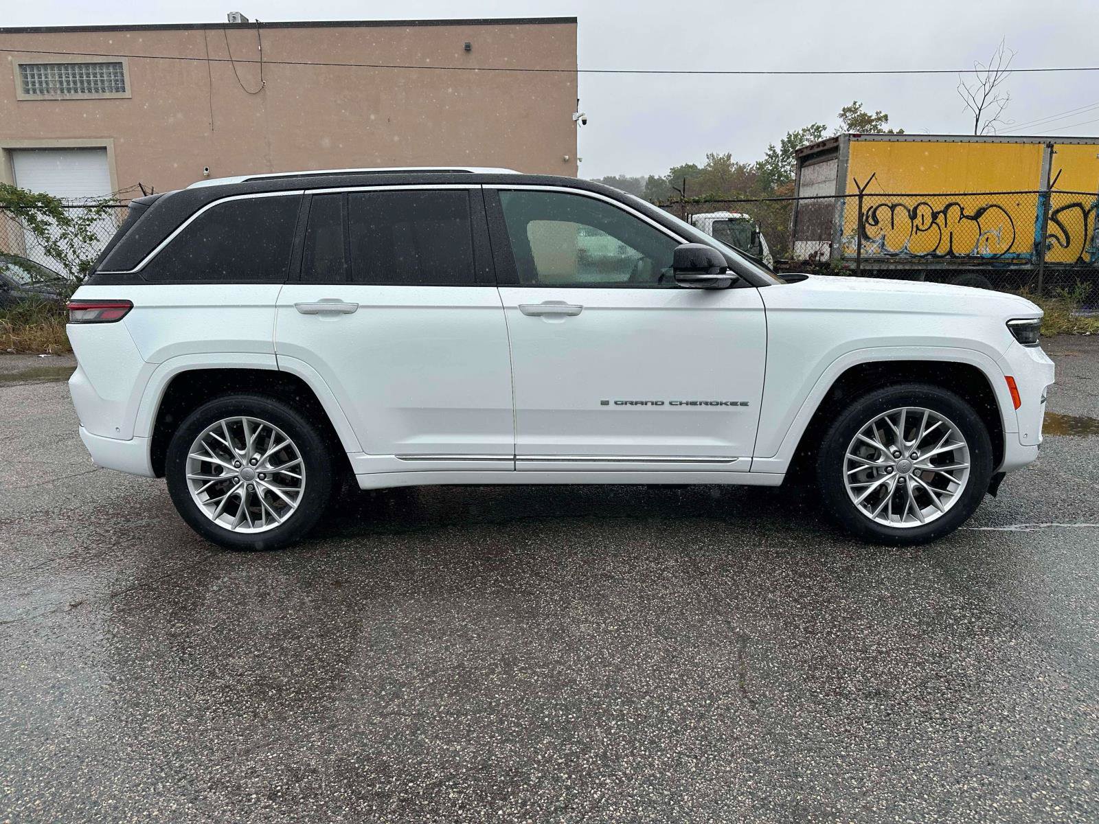 Used 2023 Jeep Grand Cherokee Summit AWD/4WD image 10