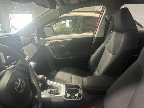 Used 2019 Toyota RAV4 XLE w/ Convenience Package AWD/4WD image 4