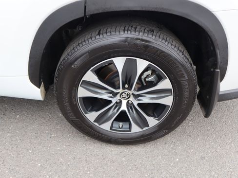 Used 2024 Toyota Highlander XLE AWD/4WD image 43