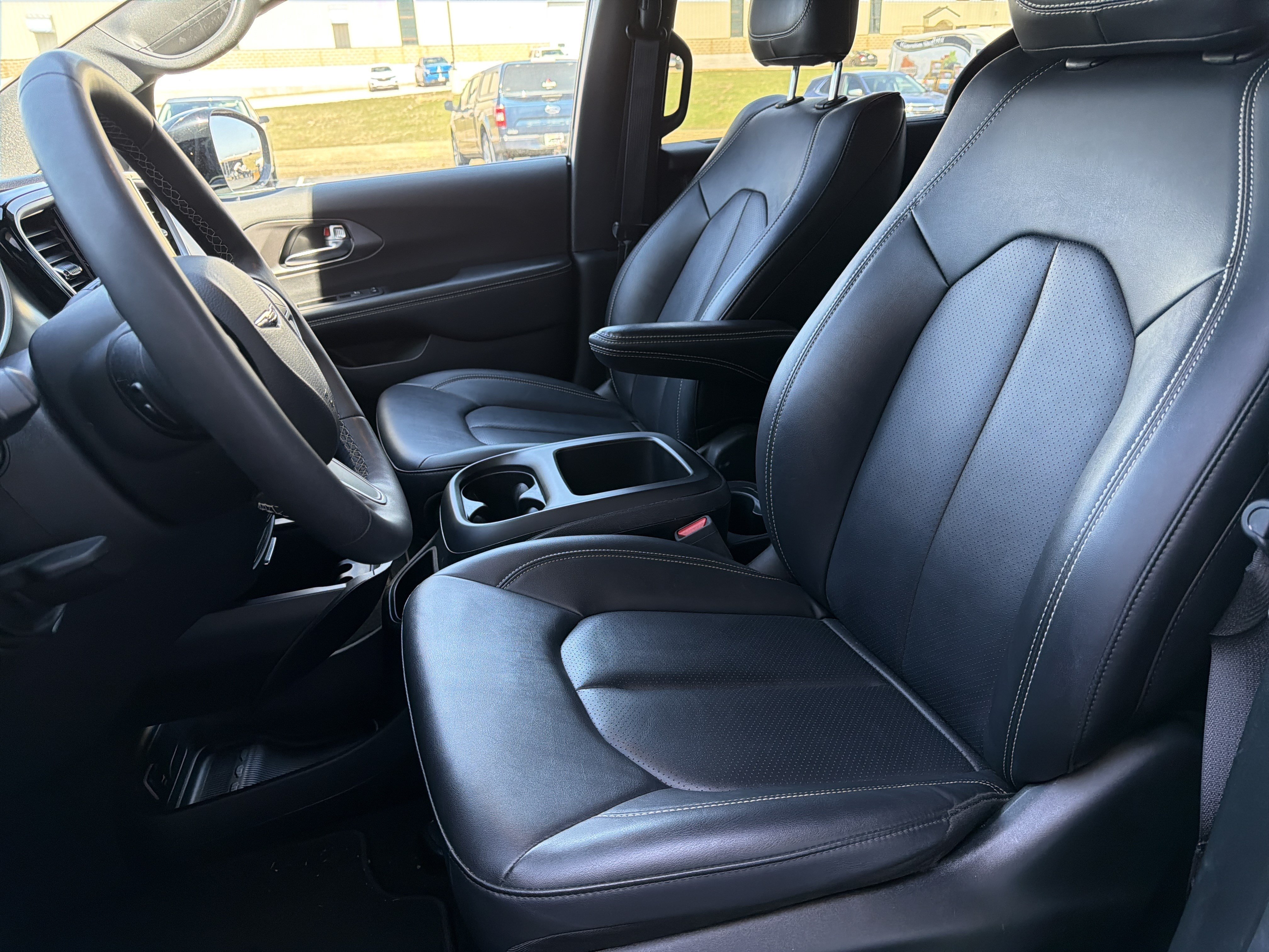Used 2025 Chrysler Pacifica Select FWD image 28