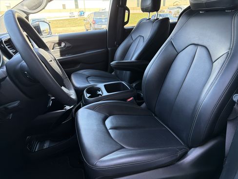 Used 2025 Chrysler Pacifica Select FWD image 28