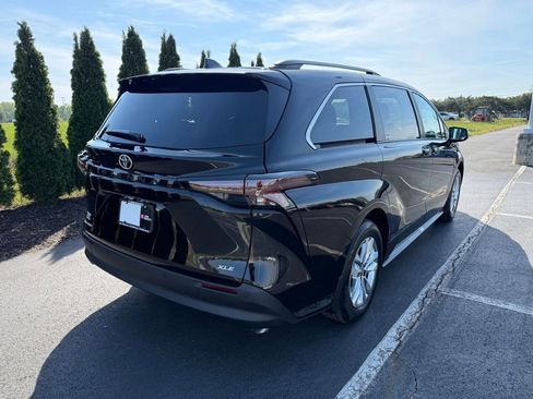 New 2026 Toyota Sienna XLE image 2