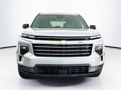 Used 2025 Chevrolet Traverse LT image 2